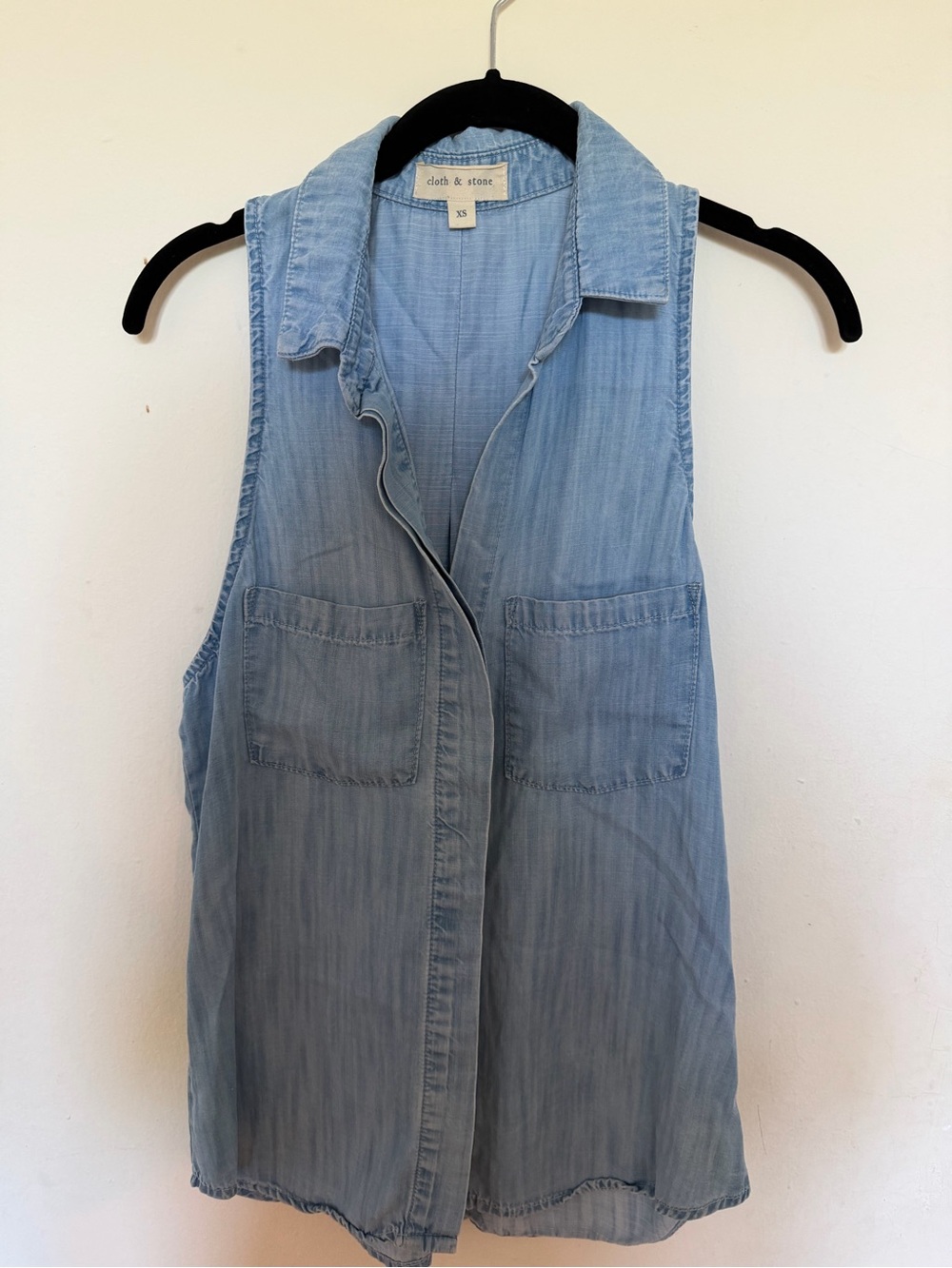 cloth & stone Light Blue Sleeveless Chambray Button-Front Top